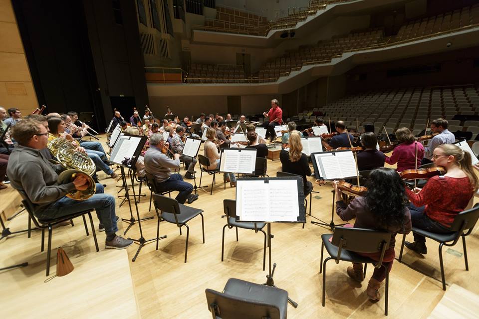 Orkester Slovenske filharmonije
dirigent György Győriványi Ráth
Dubravka Tomšič Srebotnjak klavir
Wolfgang Amadeus Mozart: Figarova svatba, uvertura, K. 492
Wolfgang Amadeus Mozart: Koncert za klavir in orkester v D-duru št. 26, K. 537
Franz Schmidt: Simfonija št. 4 v C-duru