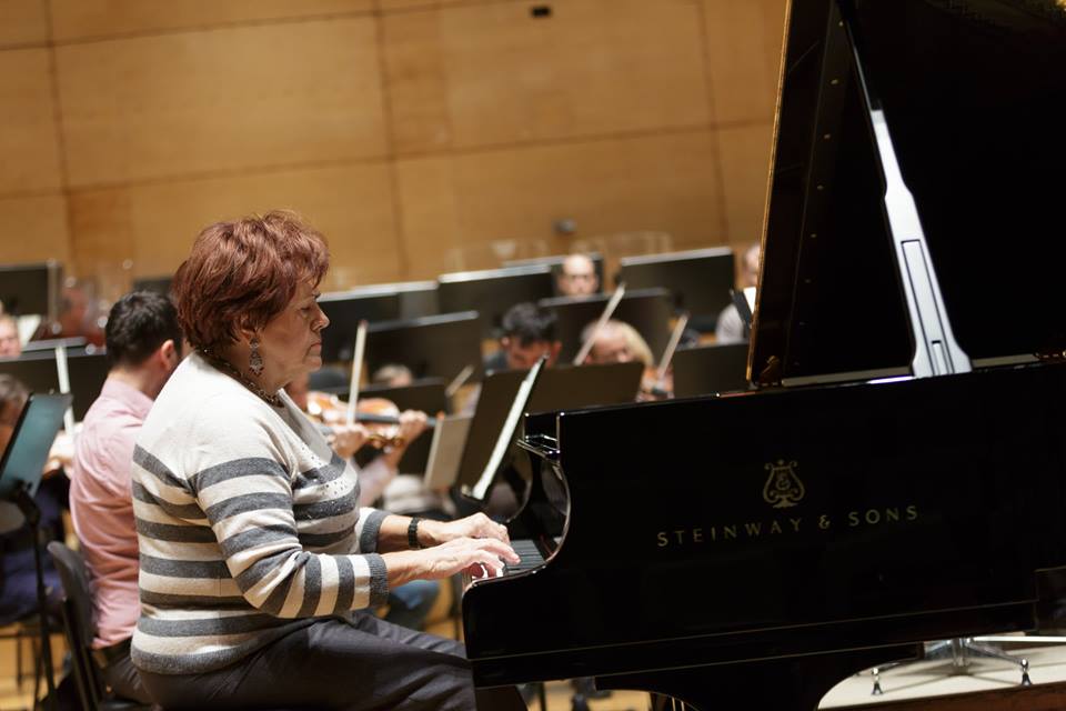 Orkester Slovenske filharmonije
dirigent György Győriványi Ráth
Dubravka Tomšič Srebotnjak klavir
Wolfgang Amadeus Mozart: Figarova svatba, uvertura, K. 492
Wolfgang Amadeus Mozart: Koncert za klavir in orkester v D-duru št. 26, K. 537
Franz Schmidt: Simfonija št. 4 v C-duru