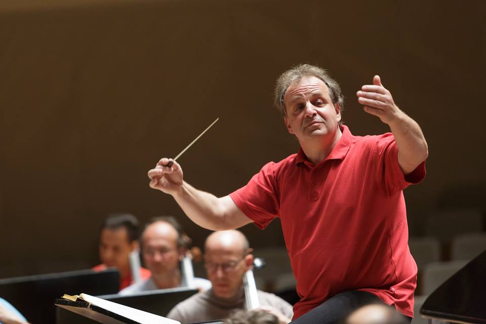 Orkester Slovenske filharmonije
dirigent György Győriványi Ráth
Dubravka Tomšič Srebotnjak klavir
Wolfgang Amadeus Mozart: Figarova svatba, uvertura, K. 492
Wolfgang Amadeus Mozart: Koncert za klavir in orkester v D-duru št. 26, K. 537
Franz Schmidt: Simfonija št. 4 v C-duru