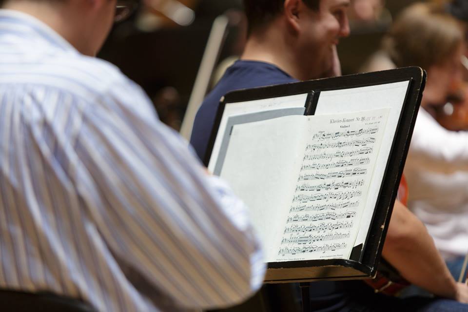 Orkester Slovenske filharmonije
dirigent György Győriványi Ráth
Dubravka Tomšič Srebotnjak klavir
Wolfgang Amadeus Mozart: Figarova svatba, uvertura, K. 492
Wolfgang Amadeus Mozart: Koncert za klavir in orkester v D-duru št. 26, K. 537
Franz Schmidt: Simfonija št. 4 v C-duru