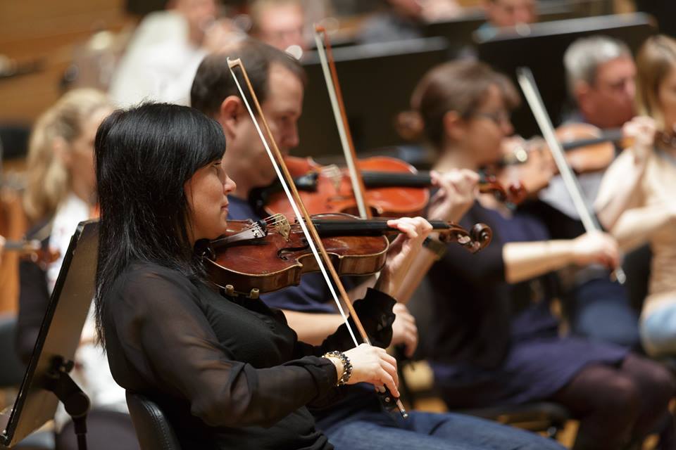 Orkester Slovenske filharmonije
dirigent György Győriványi Ráth
Dubravka Tomšič Srebotnjak klavir
Wolfgang Amadeus Mozart: Figarova svatba, uvertura, K. 492
Wolfgang Amadeus Mozart: Koncert za klavir in orkester v D-duru št. 26, K. 537
Franz Schmidt: Simfonija št. 4 v C-duru