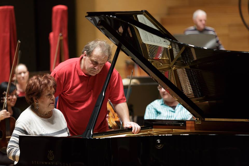 Orkester Slovenske filharmonije
dirigent György Győriványi Ráth
Dubravka Tomšič Srebotnjak klavir
Wolfgang Amadeus Mozart: Figarova svatba, uvertura, K. 492
Wolfgang Amadeus Mozart: Koncert za klavir in orkester v D-duru št. 26, K. 537
Franz Schmidt: Simfonija št. 4 v C-duru
