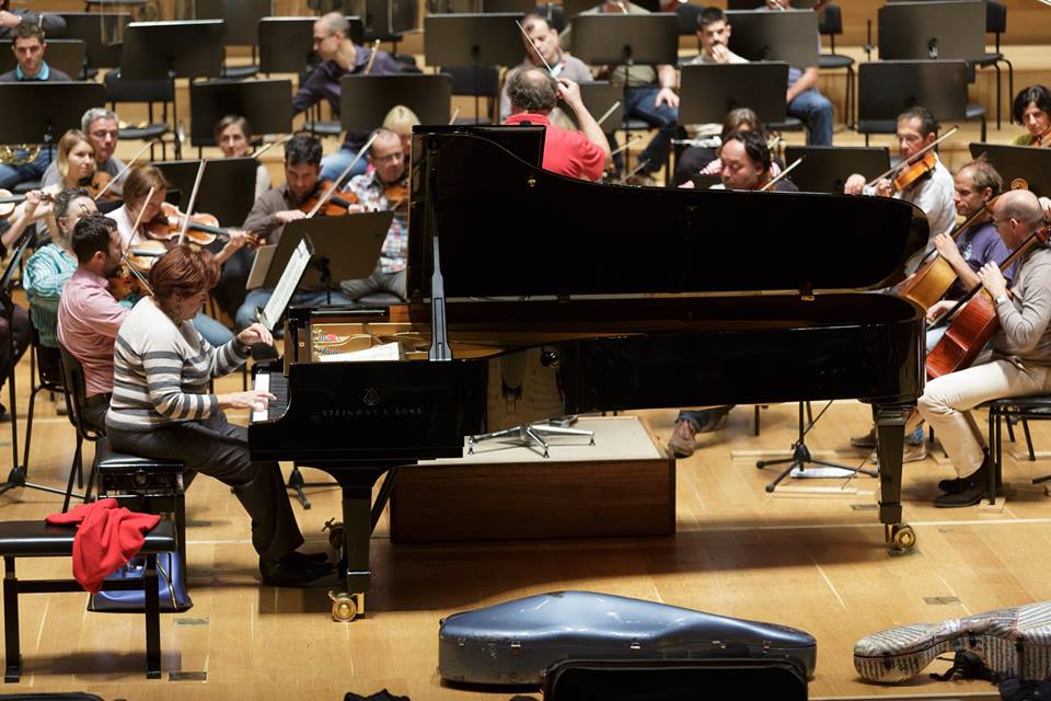 Orkester Slovenske filharmonije
dirigent György Győriványi Ráth
Dubravka Tomšič Srebotnjak klavir
Wolfgang Amadeus Mozart: Figarova svatba, uvertura, K. 492
Wolfgang Amadeus Mozart: Koncert za klavir in orkester v D-duru št. 26, K. 537
Franz Schmidt: Simfonija št. 4 v C-duru