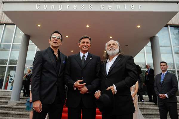 Šerbedžija med lanskim filmskim festivalom na Bledu, skupaj s predsednikom države Borutom Pahorjem in Brankom Đurićem - Đurom. Šerbedžija in Đurić naj bi se sprla, tudi zaradi festivala, na sliki skrajno desno pa Tilen Majnardi, ki Šerbedžijo zdaj obtožuje, da je osebno obljubil, da bodo vsi stroški lanskega festivala tudi plačani, danes pa kakor gleda stran.