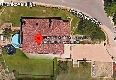 
				Hiša Deana Juriča je po njegovih lastnih besedah vredna okrog dva milijona evrov. Hiša stoji na Frenkovi ulici 19 v Ankaranu. (Foto: Google maps)			