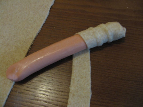 Primer ovijanja hrenovke v testo