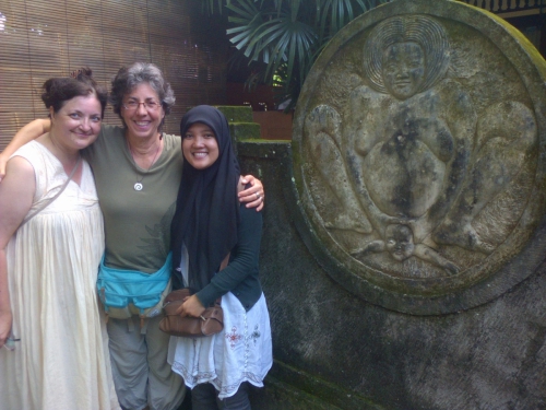 
				Skupaj s prijateljicama, s katerima sem se udeležila usposabljanja za obporodne spremljevalke EatPrayDoula 2014, pred porodnim centrom in kliniko Yayasan Bumi Sehat v Nyuh Kuningu na Baliju (marec 2014)<br>
			