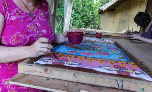 
				Dan, preživet v učenju batika. Tretji korak: barvanje.			