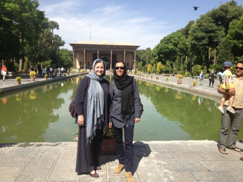 
				Pred palačo štiridesetih stebrov (Chehel Sotoun) v Isfahanu.<br>
<br>
Kje se skriva štirideset stebrov? Dvajset jih tvori vhod v palačo, preostalih dvajset pa lahko občudujemo v odsevih na vodni gladini.			