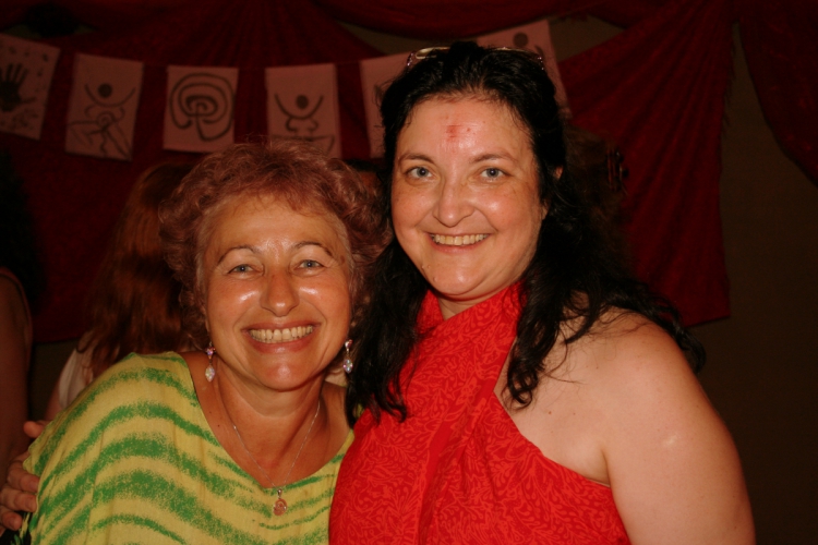 
				Skupaj z mojo čudovito, ljubezni in navdiha polno mentorico DeAnno L'Am po certifikacijskem programu za aktivacijo rdečega šotora (julij 2014). <br>
<br>
Fotografija: Alenka Benedik			