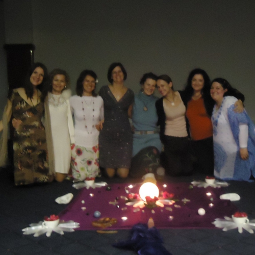 
				Prvi ženski krog soustvarjanja na Bledu 8. listopada 2014. Tistega dne je prvič na slovenskih tleh potekal ženski krog, ki ga je soustvarila skupina žensk in ki ga je oplemenitil krog udeleženk. Skupina je nastala zaradi navdiha Taje Albolene. Rodil se je Razcvet ženske. 			