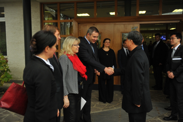 
				Med tolmačenjem državnega obiska podpredsednika vlade Ljudske republike Kitajske Wanga Yanga v Sloveniji.			