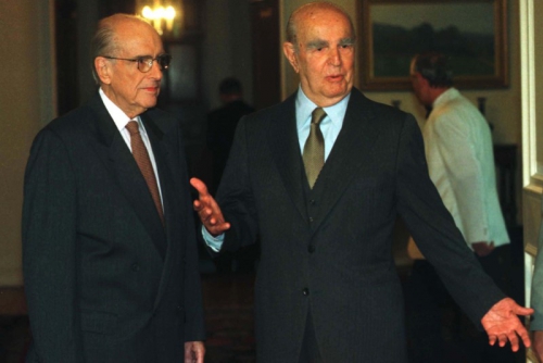 Po koncu vojaške diktature leta 1974 sta imela dolga leta glavno besedo v Grčiji konservativec Konstantin Karamanlis (desno) in socialist Andreas Papandreu (levo).
