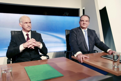 Volitve leta 2009: na soočenje se pripravljata prvaka konservativcev in socialistov. Na desni je takratni premier Kostas Karamanlis (nečak Konstantina Karamanlisa), na levi prihodnji premier Georgios Papandreu (sin Andreasa Papandreua).