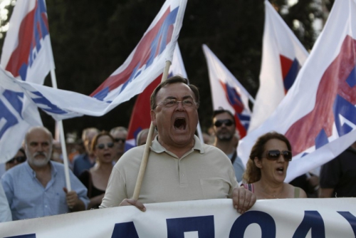 Razočarani in jezni upokojenci ter javni uslužbenci. Volivci, ki so Ciprasu prinesli prepričljivo zmago.