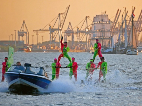
				Poleg ladij s na Elbi blestele tudi akrobatske skupine z navdušojočimi dih jemajočimi vragolijami.<br>
Foto: Florian Quandt			