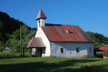 
				Podružnična cerkev sv. Jožefa v Podklancu			