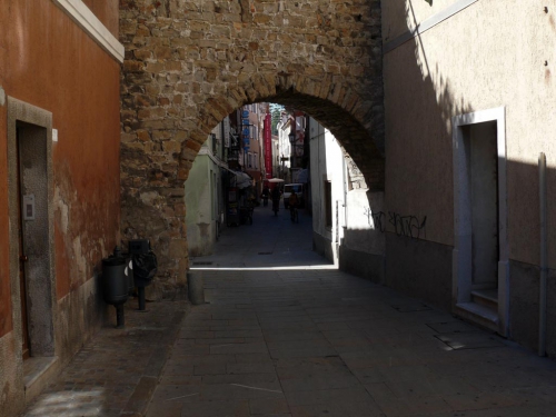 
				En od obokov, skozi katere se vstopa v center mesteca.			