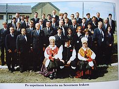Slika Pihalnega orkestra Bežigrad po enem od koncertov na turneji po Irskem leta 1996.