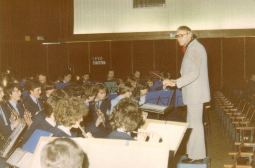 
				Tone Fornezzi - Tof dirigira orkestru na novoletnem koncertu, 1985			