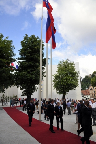 spomenik ali buten zid ?