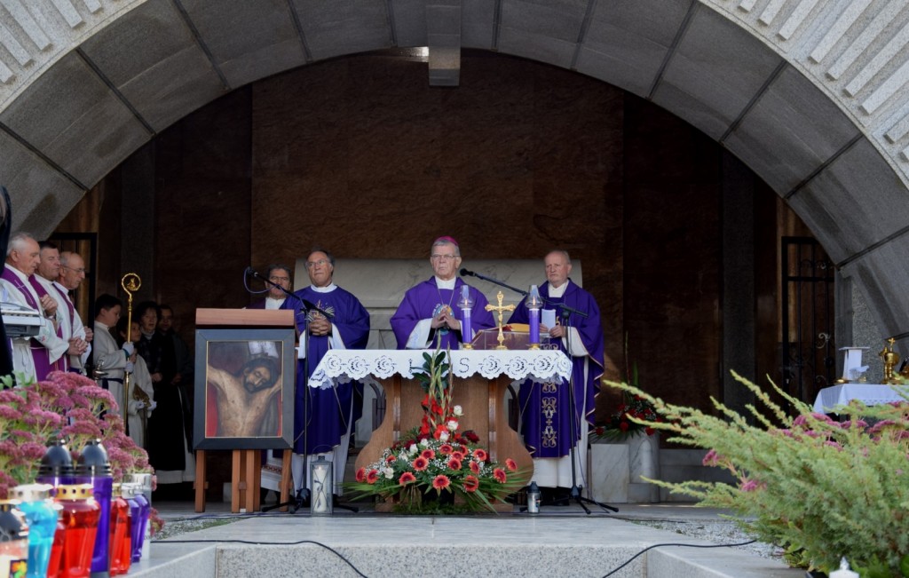 
				Na spominski slovesnosti na Teharjih je mašo daroval celjski škof dr. Stanislav Lipovšek			