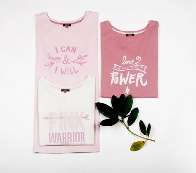 
				Združenje Europa Donna podarja štiri majice, ki jih je posebej za roza oktober oblikovala Jana Koteska in ...<br>
			