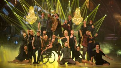 
				V deseti oddaji so plesalci zaplesali s slovito skupino CandoCodance, ki vključuje plesalce na invalidskih vozičkih. (foto: BBC1)<br>
			