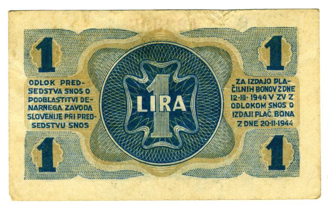 				Na zasedanju SNOS-a v Črnomlju 19. in 20. februarja 1944 je bil sprejet odlok o izdaji plačilnih bonov, zakonitih plačilnih sredstev na osvobojenem ozemlju, v vrednosti 1, 5, 10, 50, 100, 500 in 1000lir. Predsedstvo SNOS-a je 12. marca 1944 ustanovilo Denarni zavod Slovenije, ki je bil pooblaščen za izdajo plačilnih bonov. Osnutke za izdelavo lirskih bonov so izdelovali v Črmošnjicah v Beli krajini, tiskali pa v tiskarni Triglav pod Goteniškim Snežnikom.<br>Foto: Branko Babić<br>			