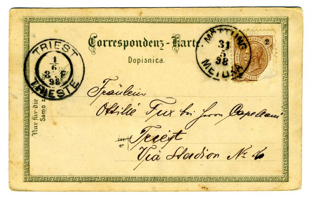 
				 RAZGLEDNICA METLIKE<br>
okoli leta 1895, Metlika<br>
8.8 x 14,1 cm<br>
Inv. št.: R 99<br>
<br>
<br>
Razglednica Metlike, ki jo je izdal založnik Heinrich Krapek iz Maribora, je bila odposlana leta 1898. Napisana je bila 30. maja, na pošti v Metliki so jo žigosali 31. maja, na pošto v Trst pa je prispela 1. junija 1898. 			