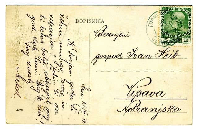 
				RAZGLEDNICA ČRNOMLJA<br>
okoli leta 1910, Črnomelj<br>
8,9 x 13,9 cm<br>
Inv. št.: R 5<br>
<br>
Pobarvana razglednica Črnomlja je bila odposlana 22. junija 1912 iz Črnomlja v Vipavo. Kdaj je prispela, ni znano, ker so po letu 1904 opustili žigosanj na naslovni pošti. Založnik razglednice ni znan. 			