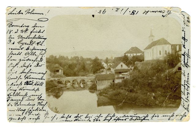 
				RAZGLEDNICA ČRNOMLJA<br>
okoli leta 1895, Črnomelj<br>
9 x 14,3 cm<br>
Inv. št.: R 10<br>
<br>
<br>
Razglednica je bila napisana in odposlana 15. decembra 1898 iz Črnomlja v Johannesthall (Šentjanž) na Kranjskem. tja je prispela naslednji dan. Založnik te fotografske razglednice ni znan. 			