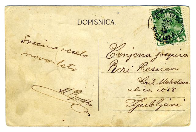 
				RAZGLEDNICA SEMIČA<br>
okoli leta 1910, Semič (Metlika)<br>
9 x 13,9 cm<br>
Inv. št.:  R 269<br>
<br>
Razglednica je bila odposlana 27. decembra 1911 iz Metlike v Ljubljano. Založil jo je trgovec Franc Budkovič, ki je imel v Semiču trgovino z mešanim blagom. 			