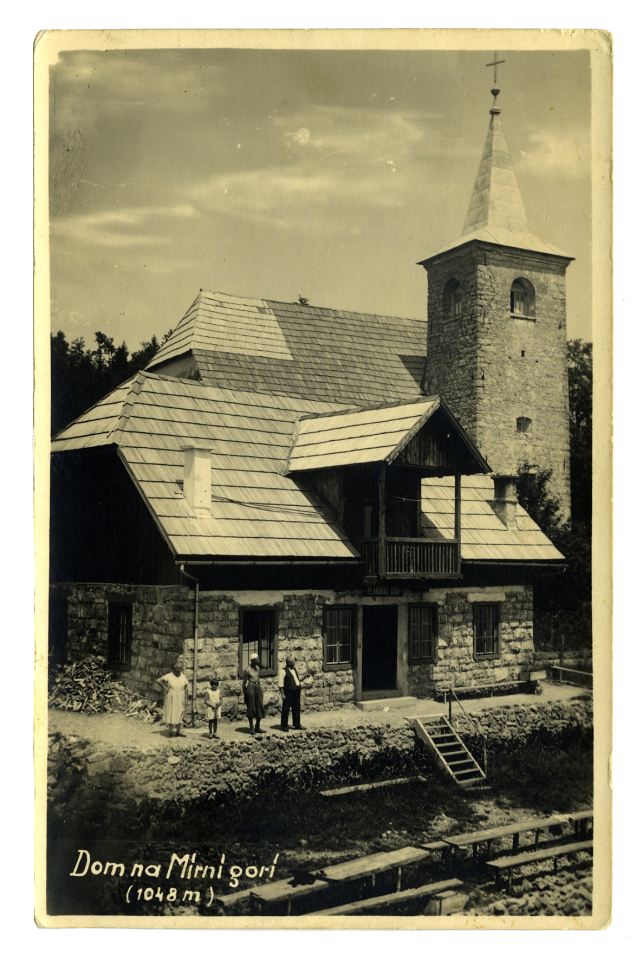 
				RAZGLEDNICA MIRNE GORE<br>
okoli leta 1930, Mirna gora (Črnomelj)<br>
13,9 x 8,9 cm<br>
Inv. št.: R 383<br>
<br>
<br>
Planinski dom na Mirni gori so odprli 18. avgusta 1929. Tako dom kot cerkev sv. Frančiška so leta 1942 požgali Italijani. Razglednico je izdal S. Maraž, ki je imel fotoatelje v Črnomlju. Odposlana je bila 12. julija, žigosana na pošti v Črnomlju, letnica na žigu pa ni vidna. <br>
			