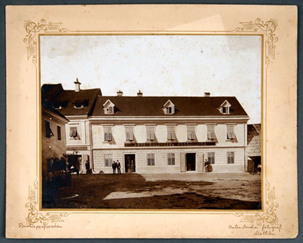 				Fotografija na kartonu Poslopje Prve dolenjske posojilnice<br>Metlika, 1908<br>inv. št.: Ft 065			