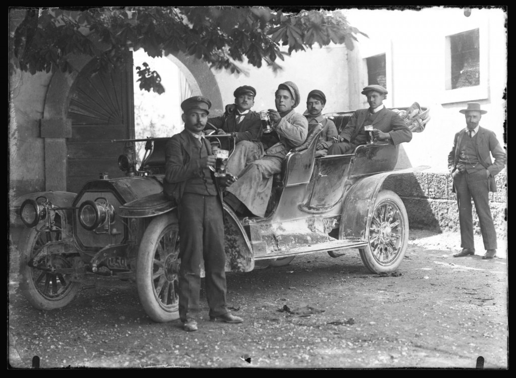 				Prvi avto v Metliki<br>Metlika, pred komendo, 1913, negativ na stekleni plošči, 11,9 x 16,3 cm<br>inv. št.: Ns 212			
