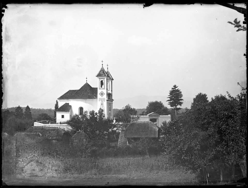 				Pokopališka cerkev sv. Roka<br>Metlika, 1903, negativ na stekleni plošči, 17,9 x 24 cm<br>inv. št.: Ns 032			