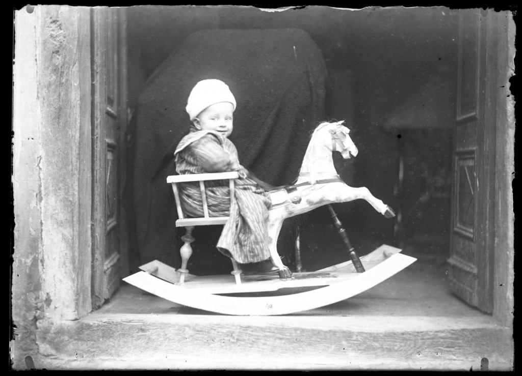 
				Otrok na gugalnem konjičku<br>
Metlika, okoli leta 1910, negativ na stekleni plošči, 11,9 x 16,4 cm<br>
inv.št.: Ns 106			