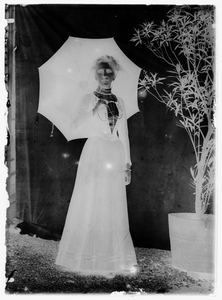 				Ženska z dežnikom<br>Metlika, okoli leta 1910, negativ na stekleni plošči, 16,3 x 11,9 cm<br>inv. št.: Ns 114			