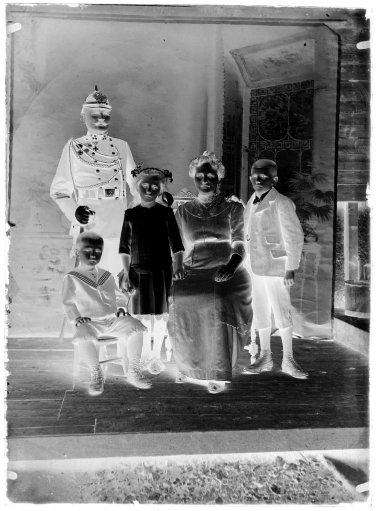 
				Družina Ivana in Antonije Martinak, roj. Mucha<br>
Metlika, okoli leta 1910, negativ na stekleni plošči, 16,4 x 11,9 cm<br>
inv. št.: Ns 185			