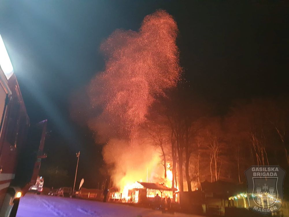 				S požarom so se uspešno spopadli gasilci Gasilske brigade Maribor in treh prostovoljnih gasilskih društev.FOTO: Gasilska brigada Maribor			