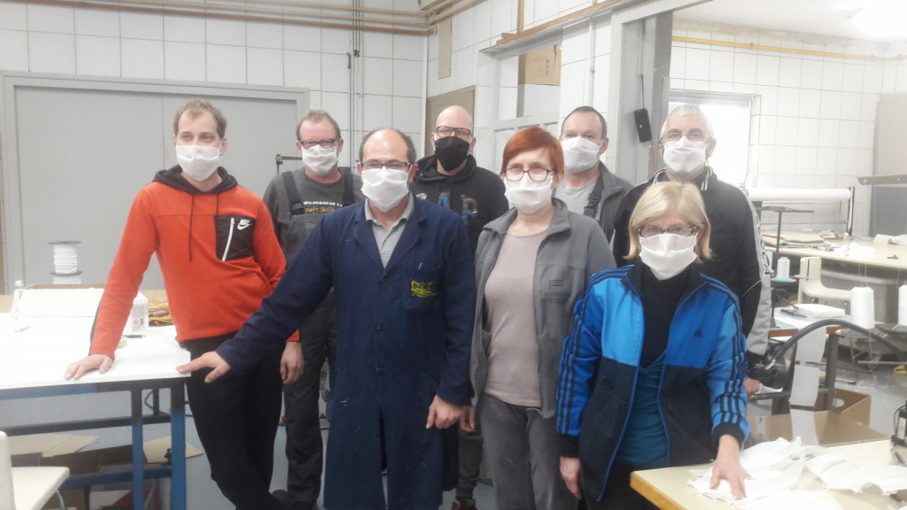 				F - Modern Tadeja Faršinga šivajo zaščitne maske za proizvodna podjetja 			