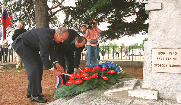				Bilo je 6. septermbra leta 2000: Tako sta pokojni Andrej Bajuk in Janez Janša, takrat kot predsednik vlade in minister za obrambo, v imenu republike Slovenije položila venec na spomenik Bazoviškim (Bazovskim) žrtvam. (foto: Bobo)			
