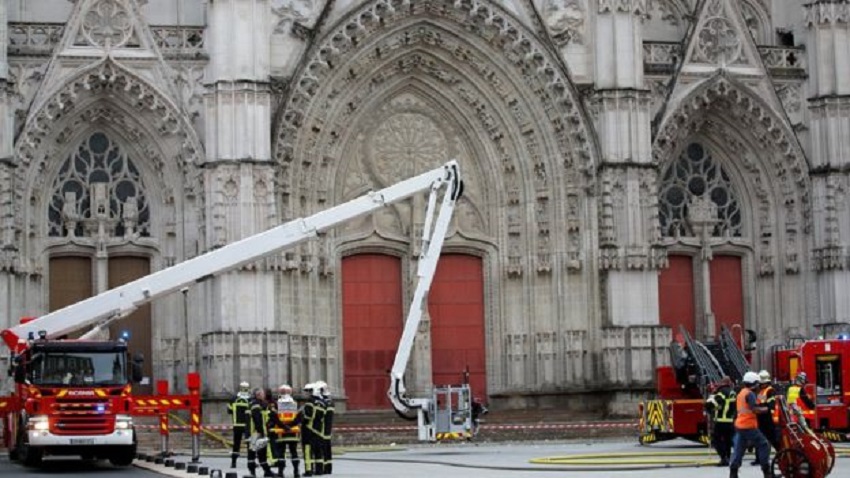 				Požar je izbruhnil v stolnici v zahodnem francoskem mestu Nantes			