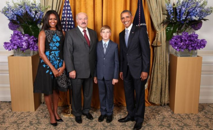 				Lukašenko oče in sin z zakomcema Obama			