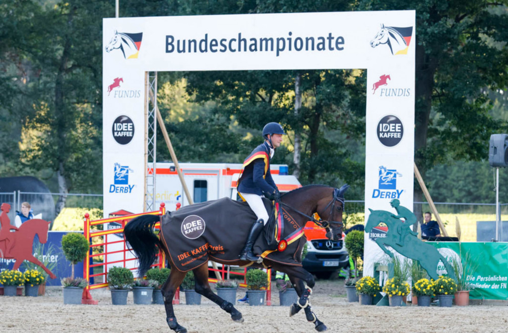 Melaro, potomec Messengerja, iz kobilarne Lewitz je osvoji prvi naslov državnega prvaka za sedemletne preskakovalne konje.
