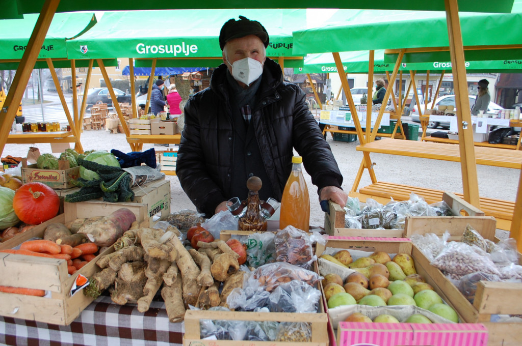 
				Starosta grosupeljske tržnice je Ciril Sever, ki na tržnico prinese vse, kar na kmetiji pridelajo, od različnih vrtnin, sadja, zelišč, orehov in lešnikov.  			