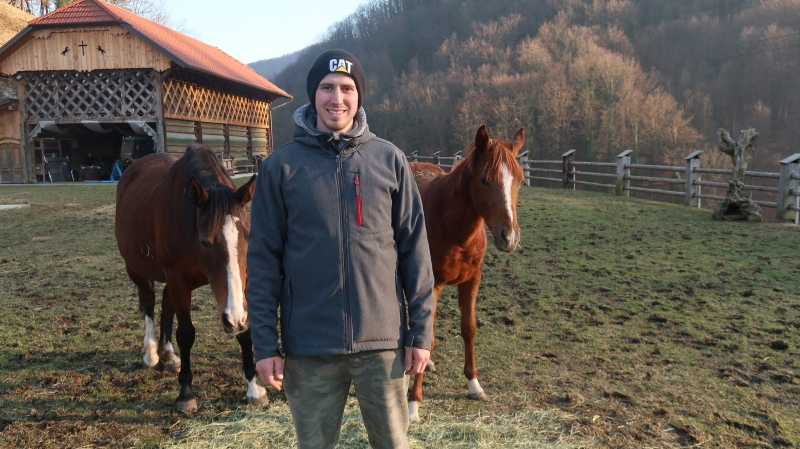 
				Urh Macerl s konjema , ki sta  tako kot številne druge živali na kmetiji pravi hišni ljubljenčki. Urh si je vzgojil tudi nekaj  svojih ovčjih ljubljenk, okrog 30 jih sliši na ime, eni od njih, ki spominja na simentalko, pa je ime Krava. 			