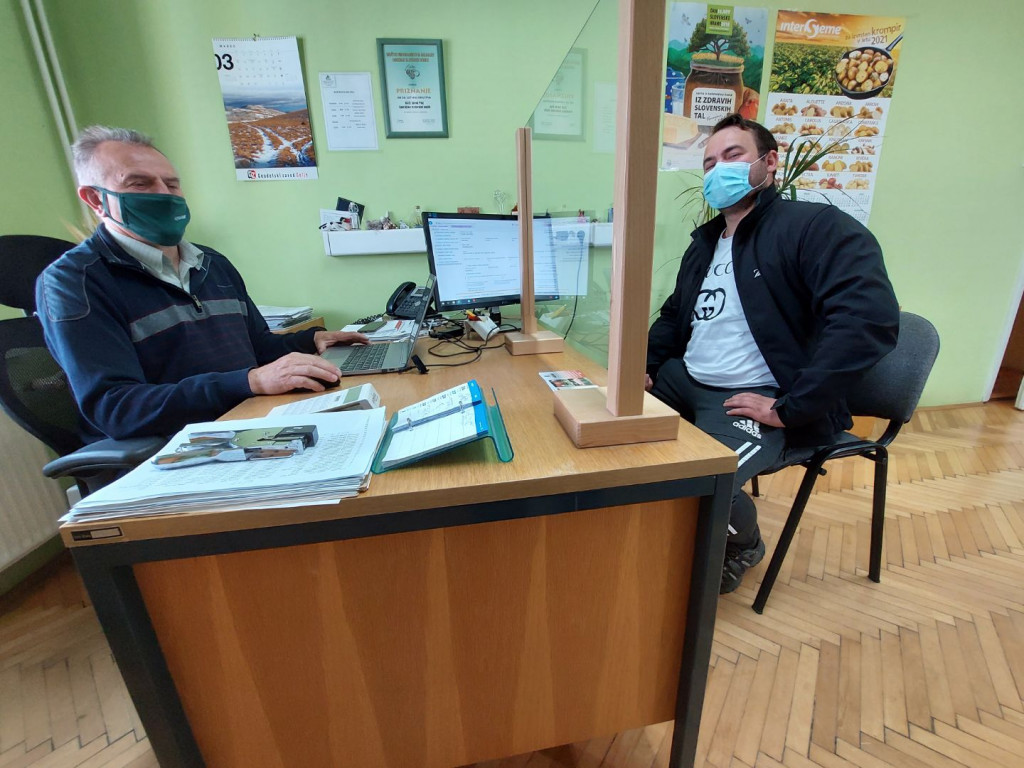 
				Vnos subvencijskih vlog v koronskem času: Ivan in Davorin Lesjak z Mestnega Vrha pri Ptuju. 			