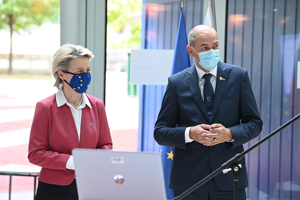 				Predsednik vlade Janez Janša s predsednico Evropske komisije Ursulo von der Leyen			